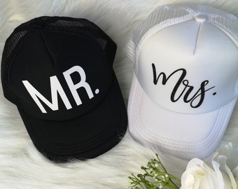 Snapback Cap mit Mr Mrs Motiv Partner Look 2 Stück Hochzeitsgeschenk Varianten 