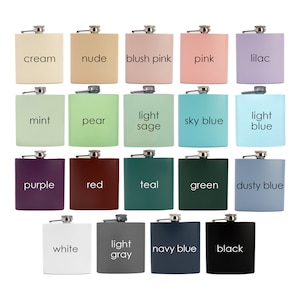 Puede incluir: Veinticuatro matraces de cadera de metal de diferentes colores, que incluyen crema, nude, rosa claro, rosa, lila, menta, pera, verde claro, azul cielo, azul claro, morado, rojo, turquesa, verde, azul polvoriento, blanco, gris claro, azul marino y negro.