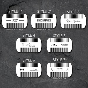 K&ouml;nnte beinhalten: Sieben verschiedene Stile von personalisierten Kammdesigns. Jeder Kamm hat ein schwarz-wei&szlig; gestreiftes Muster. Die Designs beinhalten Namen, Initialen und Botschaften.
