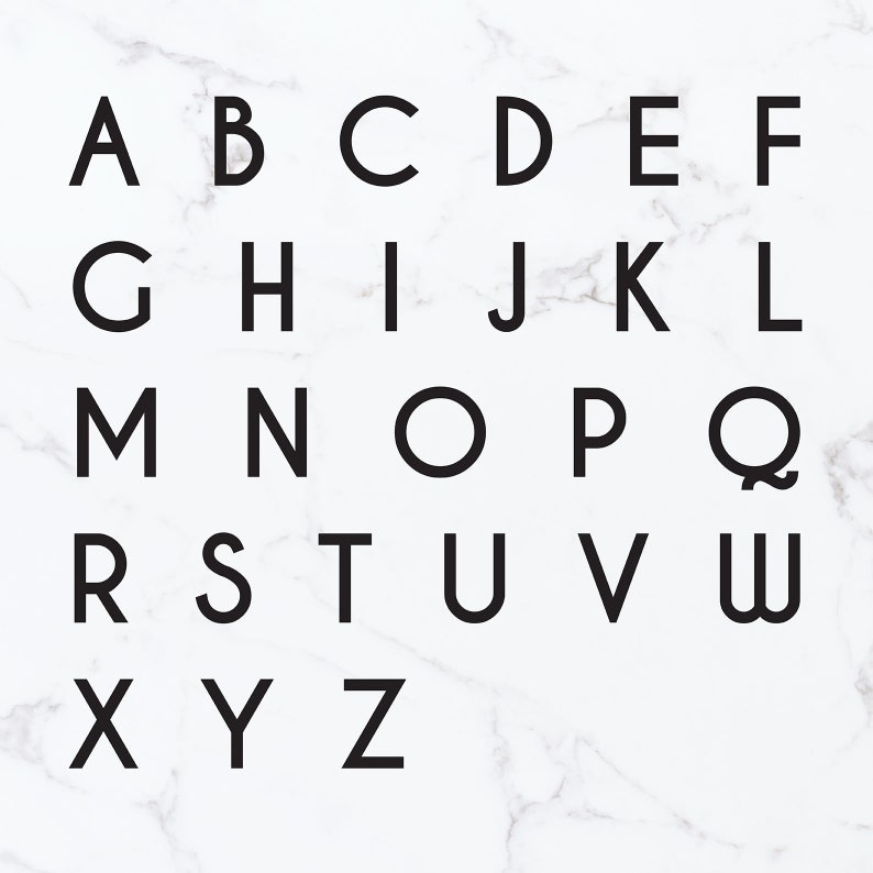 Op de afbeelding: Zwart-witte alfabetletters in een moderne lettertype stijl. De letters zijn gerangschikt in rijen op een witte marmeren achtergrond.