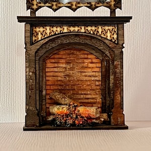 Puede incluir: Una chimenea de madera en miniatura con un interior de ladrillo y un pequeño espejo arriba. La chimenea tiene un marco de madera decorativo y un fuego de aspecto realista con troncos y brasas.