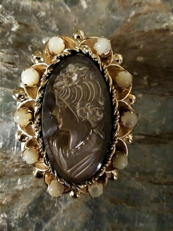 RARE Antique Vintage Mother Of Pearl Cameo Brooch… - image 1