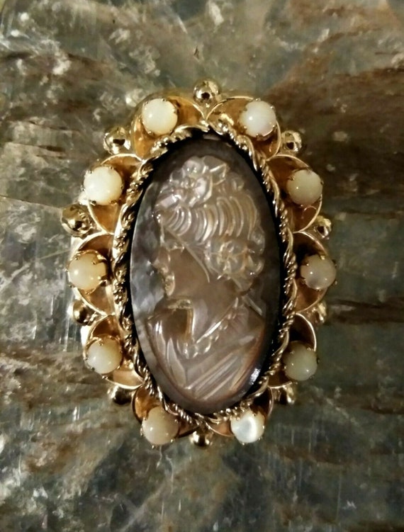 RARE Antique Vintage Mother Of Pearl Cameo Brooch… - image 2