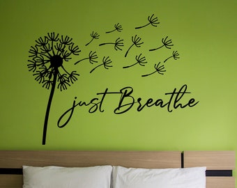 Löwenzahn-Aufkleber, Just Breathe Dandelion decor, Relax Schlafzimmer-Vinyl-Aufkleber, Löwenzahn im Wind, Blumenwandbild, Wohnheimgeschenk