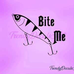 以下が含まれることがあります： 「Bite Me」の太字の言葉が入った、釣りルアーの白黒グラフィック。ルアーは、角度の付いた黒いストライプと2つのフックを備えた魚のような形をしています。背景はソフトパープルです。