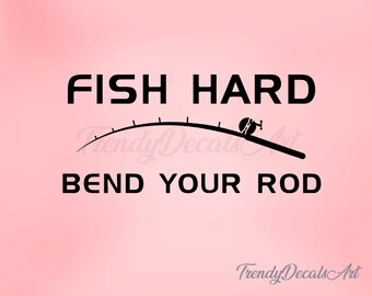 Könnte beinhalten: Schwarzweißes Grafikdesign mit dem Text "Fish Hard Bend Your Rod" und einer stilisierten Angelrute mit einem Fisch am Ende.