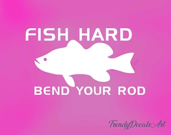 Könnte beinhalten: Eine weiße Fischsilhouette mit den Worten "FISH HARD" darüber und "BEND YOUR ROD" darunter, vor einem hellrosa Hintergrund. Der Text "TrendyDecalsArt" befindet sich in der unteren rechten Ecke.