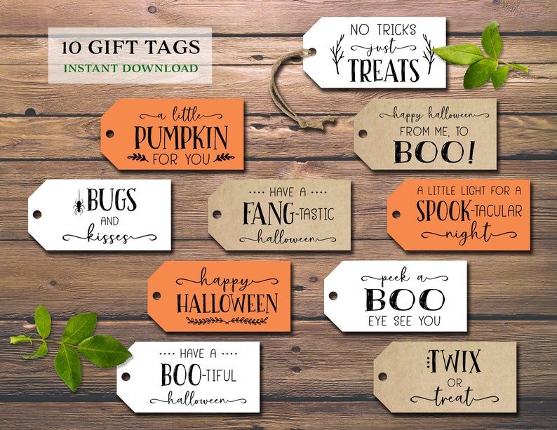 Puede incluir: Diez etiquetas de regalo imprimibles para Halloween con varios dise&ntilde;os y lemas. Las etiquetas son de color naranja, blanco y marr&oacute;n con texto negro. Algunos de los lemas incluyen "Bugs and Kisses", "A Little Pumpkin for You", "Happy Halloween", "Have a Boo-tiful Halloween", "No Tricks Just Treats", "Happy Halloween From Me, To Boo!" y "Peek a Boo Eye See You".