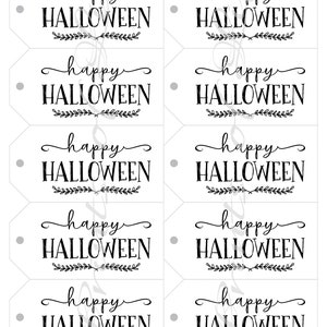 Puede incluir: Diez etiquetas de regalo imprimibles con el texto "happy HALLOWEEN" en una fuente de letra cursiva negra con un adorno decorativo. Cada etiqueta tiene un peque&ntilde;o agujero circular perforado en la parte superior.