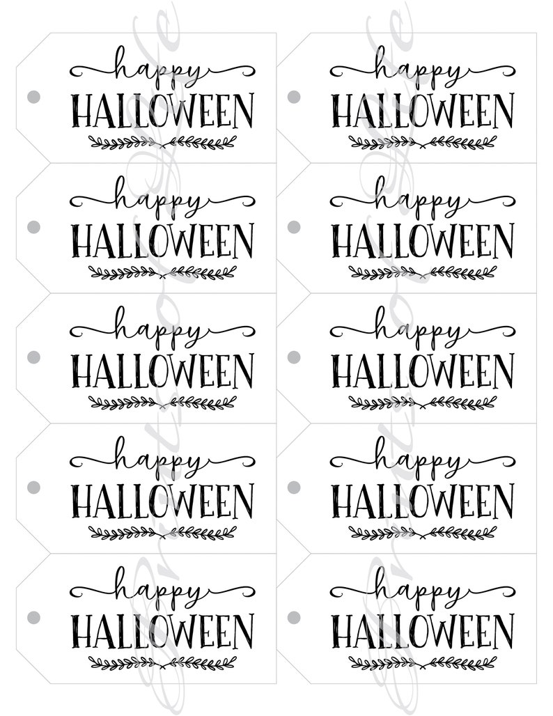 Puede incluir: Diez etiquetas de regalo imprimibles con el texto "happy HALLOWEEN" en una fuente de letra cursiva negra con un adorno decorativo. Cada etiqueta tiene un peque&ntilde;o agujero circular perforado en la parte superior.