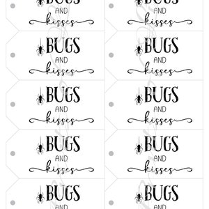 Puede incluir: Cinco etiquetas de regalo blancas con una ara&ntilde;a negra y el texto "Bugs and Kisses".