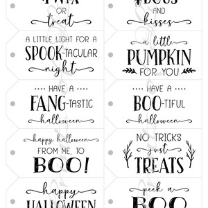 Puede incluir: Conjunto de diez etiquetas de regalo de Halloween imprimibles con texto negro sobre fondo blanco. Las etiquetas presentan varias frases con tem&aacute;tica de Halloween como "Twix o Truco", "Bichos y Besos", "Que tengas un Halloween precioso" y "Feliz Halloween".