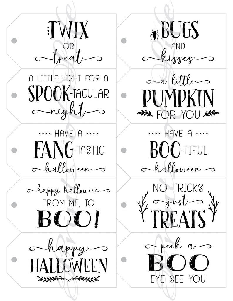 Puede incluir: Conjunto de diez etiquetas de regalo de Halloween imprimibles con texto negro sobre fondo blanco. Las etiquetas presentan varias frases con tem&aacute;tica de Halloween como "Twix o Truco", "Bichos y Besos", "Que tengas un Halloween precioso" y "Feliz Halloween".