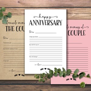 Puede incluir: Tres tarjetas imprimibles con l&iacute;neas para escribir mensajes. La tarjeta superior es blanca con texto negro que dice "happy ANNIVERSARY". La tarjeta de la izquierda es marr&oacute;n con texto negro que dice "favorite memories of THE COUPLE". La tarjeta de la derecha es rosa con texto negro que dice "In memory of COUPLE".
