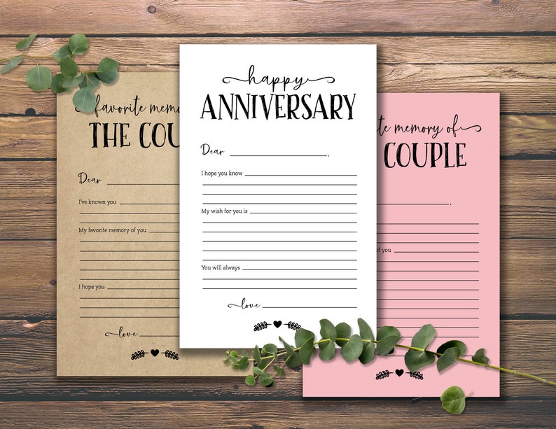 Puede incluir: Tres tarjetas imprimibles con l&iacute;neas para escribir mensajes. La tarjeta superior es blanca con texto negro que dice "happy ANNIVERSARY". La tarjeta de la izquierda es marr&oacute;n con texto negro que dice "favorite memories of THE COUPLE". La tarjeta de la derecha es rosa con texto negro que dice "In memory of COUPLE".