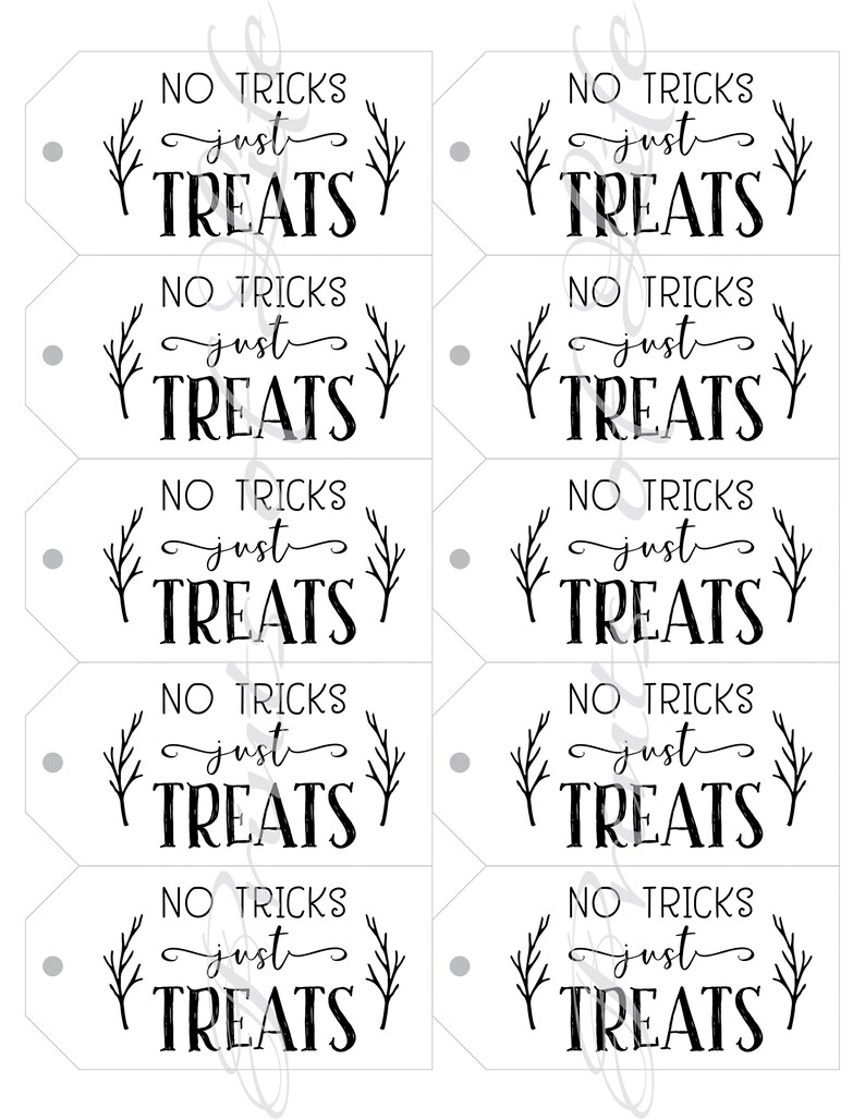 Puede incluir: Ocho etiquetas de golosinas de Halloween imprimibles con el texto "No Tricks Just Treats" y un dise&ntilde;o simple de ramitas. Las etiquetas son blancas con texto negro y est&aacute;n dise&ntilde;adas para ser impresas y recortadas.