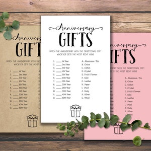 Puede incluir: Tres tarjetas de juego imprimibles con el t&iacute;tulo "Anniversary Gifts". Cada tarjeta tiene una lista de regalos tradicionales de aniversario, como papel, plata y oro, emparejados con el a&ntilde;o correspondiente. Las tarjetas est&aacute;n impresas en papel marr&oacute;n, blanco y rosa.