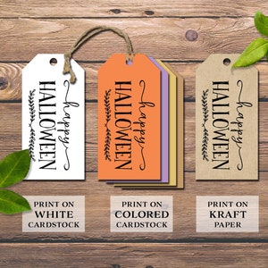 Puede incluir: Tres etiquetas de regalo imprimibles con el texto "happy halloween" en letras negras sobre fondo blanco, naranja y marr&oacute;n. Las etiquetas est&aacute;n etiquetadas "imprimir en cartulina blanca", "imprimir en cartulina de color" y "imprimir en papel kraft".
