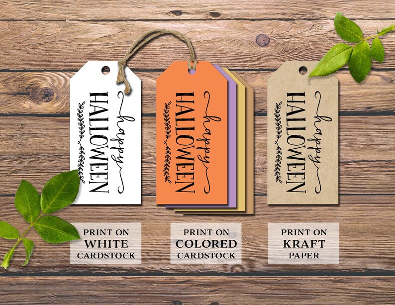 Puede incluir: Tres etiquetas de regalo imprimibles con el texto "happy halloween" en letras negras sobre fondo blanco, naranja y marr&oacute;n. Las etiquetas est&aacute;n etiquetadas "imprimir en cartulina blanca", "imprimir en cartulina de color" y "imprimir en papel kraft".