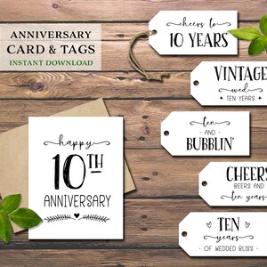 Tarjeta del décimo aniversario y etiquetas de regalo. Descarga instantánea imprimible. Etiquetas de vino de matrimonio hito. Feliz fiesta del décimo aniversario de boda. Etiquetas divertidas.