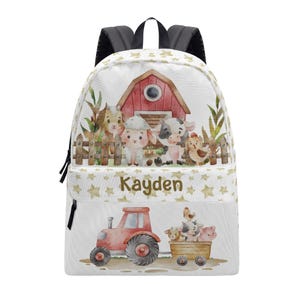 Puede incluir: Mochila blanca con diseño de animales de granja. La parte superior presenta un granero rojo y una valla de madera con una cabra, una oveja, una vaca y un pollo. La parte inferior tiene un tractor rojo y un vagón con más animales. El nombre "Kayden" está impreso.