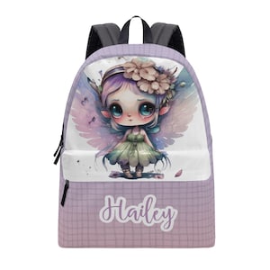 Könnte beinhalten: Lila und weißer Rucksack mit einer Comic-Fee mit Flügeln und einer Blumenkrone. Der Rucksack hat ein kariertes Muster und der Name "Hailey" ist unten aufgedruckt.