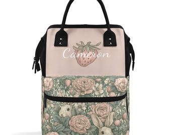 Gepersonaliseerde luiertas/rugzak met wild konijntje, schattige reistas voor mama met aardbeienmotief en aangepaste naam, organizer voor botanische planten in stoffige roze tinten.