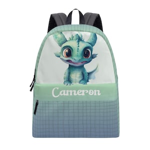 Bonita mochila con estampado de dragón de dibujos animados y nombre personalizado sobre fondo degradado.