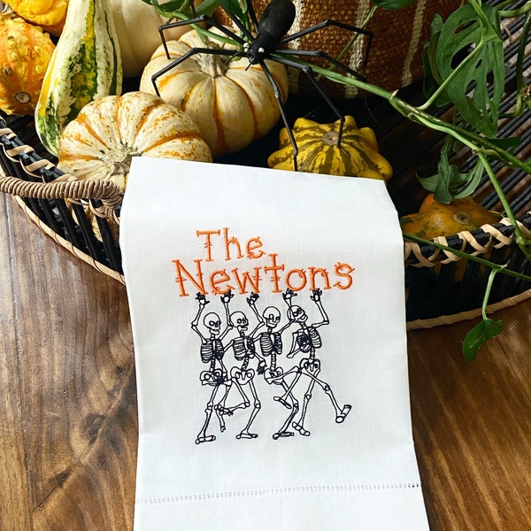 Besticktes tanzendes Skelett Leinenhandtuch - Halloween