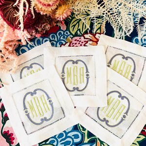 モノグラム刺繍入りカクテルナプキン - 結婚祝い、ホステスギフト、ブライダルシャワー、新築祝いギフト