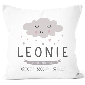 Könnte beinhalten: Weißes Kissen mit einer grauen Wolke mit einem lächelnden Gesicht und rosa Wangen. Der Text "Leonie" befindet sich unter der Wolke mit dem Datum "23. September 2020" und der Uhrzeit "07:30", dem Gewicht "3200" und der Länge "52", die darunter gedruckt sind.