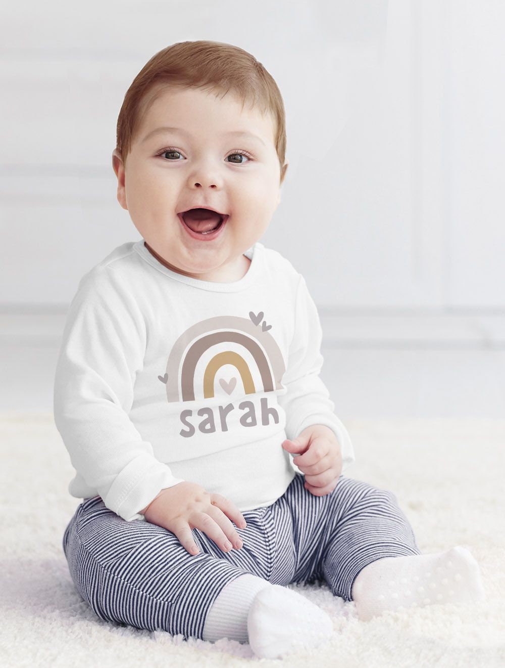 Baby Langarmshirt Personalisiert Mit Namen – Regenbogen Scandi Style, Bio-Baumwolle, Druckknöpfe
