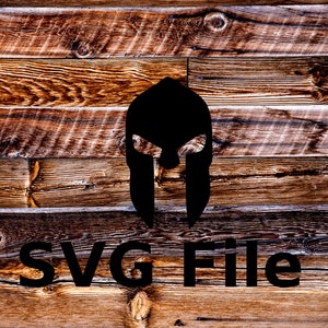Könnte beinhalten: Eine schwarze Silhouette eines spartanischen Helms auf einem rustikalen Holzgrund. Der Text "SVG File" befindet sich unter dem Helm.