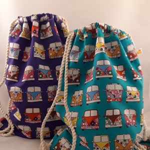 Puede incluir: Dos bolsas de cordón con un estampado de furgoneta vintage colorido. Una bolsa es morada con cordones blancos y la otra es turquesa con cordones blancos.