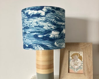 Pantalla de lámpara Ocean Waves de 25 cm, decoración junto al mar, decoración de playa, decoración del mar, estampado marino, tema marino, decoración de la isla, decoración tiki, tema de playa, estampado oceánico