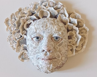 Máscara de papel maché: Escultura de Cartapesta inspirada en la naturaleza, arte mural de galería moderna