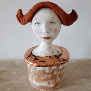 Sculpture buste de femme en céramique : argile rouge, détail feuille métallique