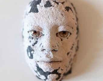 Máscara original de papel maché: Escultura Cartapesta en blanco y negro