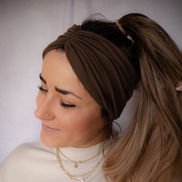 Hair band in truffle brown is very soft, cuddly and thinly conceals hair loss or roots