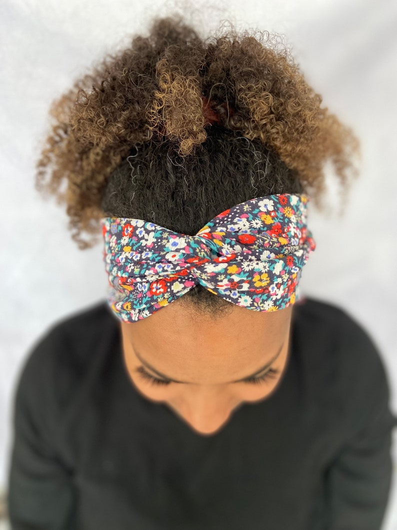 Haarband zum selber binden mit passendem Scrunchie, dunkelblau mit bunten Blumen aus dünner angenehmer Viskose Bild 7