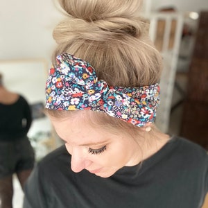 Haarband zum selber binden mit passendem Scrunchie, dunkelblau mit bunten Blumen aus dünner angenehmer Viskose Bild 5