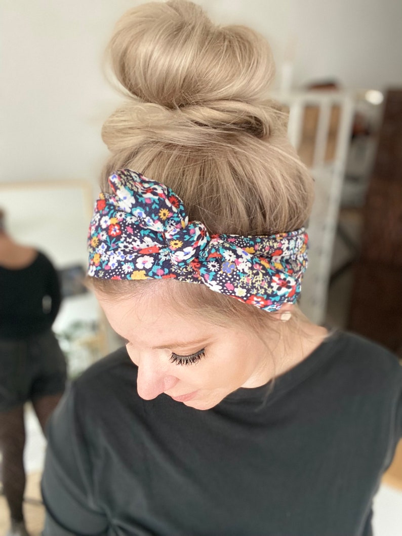 Haarband zum selber binden mit passendem Scrunchie, dunkelblau mit bunten Blumen aus dünner angenehmer Viskose Bild 5