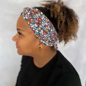 Haarband zum selber binden mit passendem Scrunchie, dunkelblau mit bunten Blumen aus dünner angenehmer Viskose Bild 3