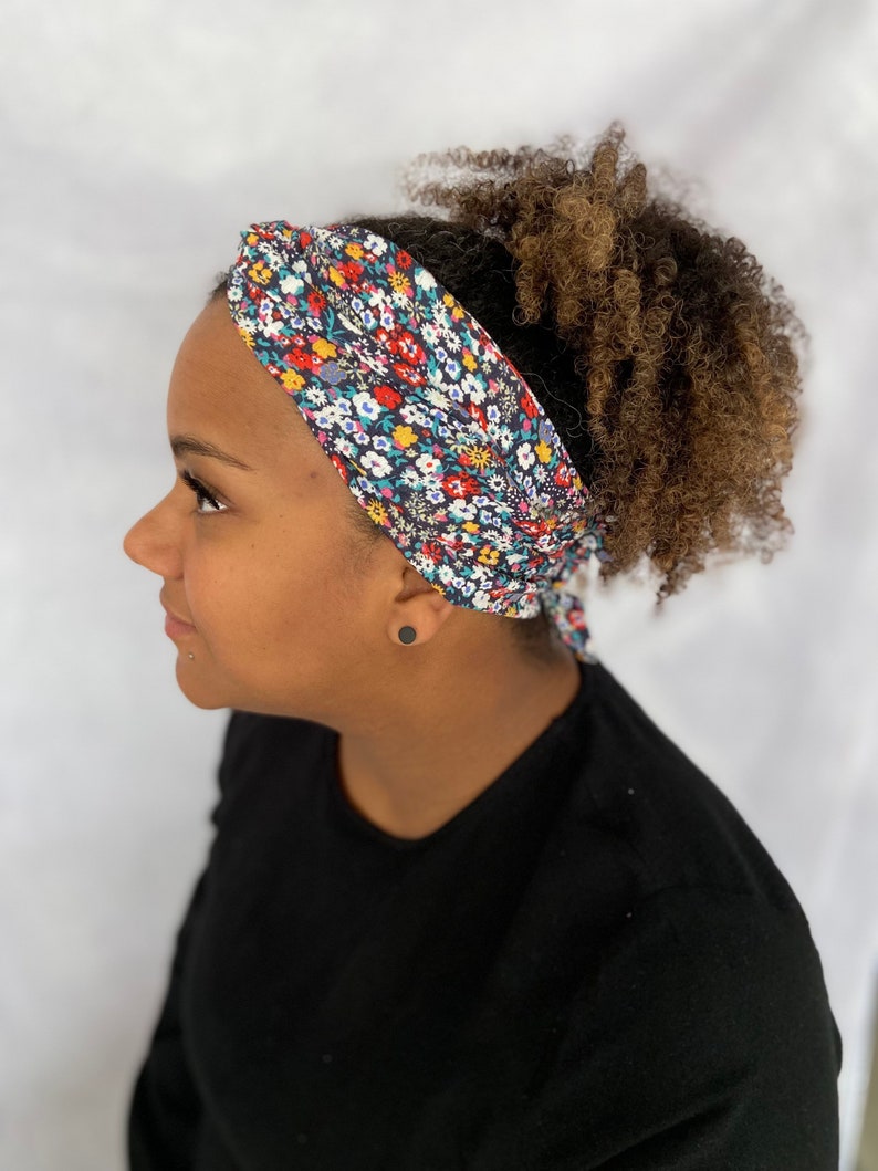 Haarband zum selber binden mit passendem Scrunchie, dunkelblau mit bunten Blumen aus dünner angenehmer Viskose Bild 3