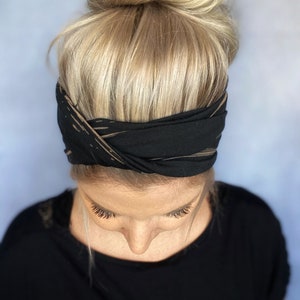 Nouélina Knotenhaarband black Lines schwarz mit beigen Linien mit Knoten oder im Turbanlook tragbar breit oder schmal Bild 1