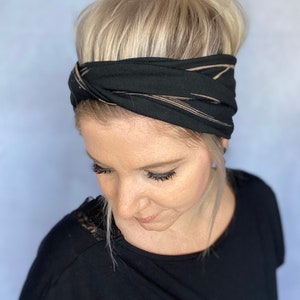 Nouélina Knotenhaarband black Lines schwarz mit beigen Linien mit Knoten oder im Turbanlook tragbar breit oder schmal Bild 3