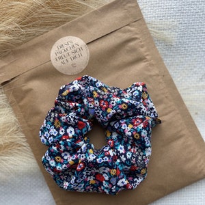 Haarband zum selber binden mit passendem Scrunchie, dunkelblau mit bunten Blumen aus dünner angenehmer Viskose Scrunchie