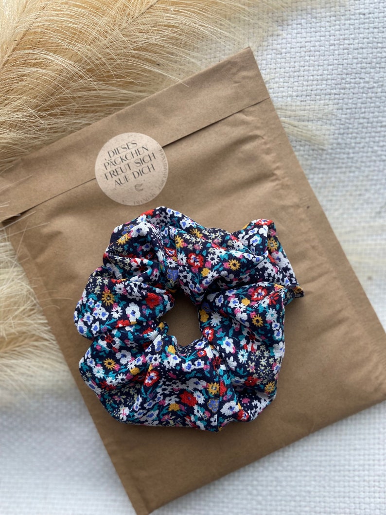 Haarband zum selber binden mit passendem Scrunchie, dunkelblau mit bunten Blumen aus dünner angenehmer Viskose Scrunchie