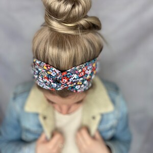 Haarband zum selber binden mit passendem Scrunchie, dunkelblau mit bunten Blumen aus dünner angenehmer Viskose Bild 10