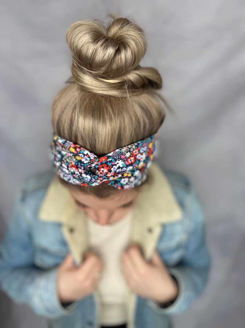 Haarband zum selber binden mit passendem Scrunchie, dunkelblau mit bunten Blumen aus dünner angenehmer Viskose Bild 10